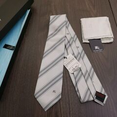 バーバリーブラックレーベル　ネクタイ　タグ付き　ハンカチ　シルバー　レジメンタル