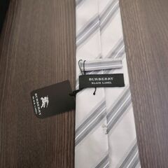 バーバリーブラックレーベル　ネクタイ　タグ付き　ハンカチ　シルバー　レジメンタル