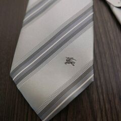 バーバリーブラックレーベル　ネクタイ　タグ付き　ハンカチ　シルバー　レジメンタル