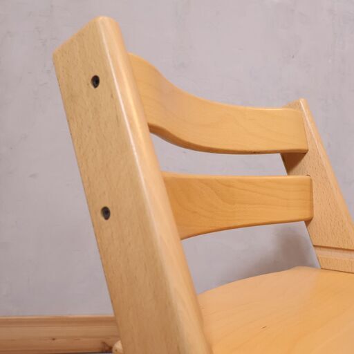 STOKKE(ストッケ)のキッズチェアーTRIPP TRAPP(トリップトラップ) ナチュラル。幼児期から大人まで末永くお使い頂ける人間工学に基づいたベビーチェアーです！