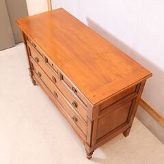 イタリア製 アンティーク調の3段チェストです。上品な色合いとエレガントなフォルムが魅力のキャビネット。クラシックなデザインの取っ手がアクセント。お部屋を上品な空間に演出してくれるサイドボードです♪ 