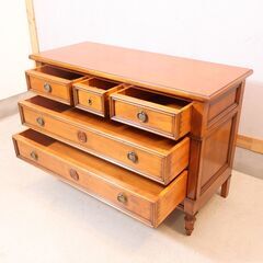 イタリア製 アンティーク調の3段チェストです。上品な色合いとエレガントなフォルムが魅力のキャビネット。クラシックなデザインの取っ手がアクセント。お部屋を上品な空間に演出してくれるサイドボードです♪ 