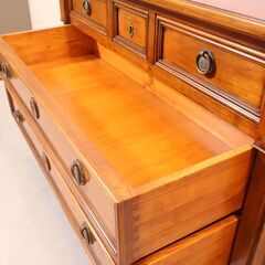 イタリア製 アンティーク調の3段チェストです。上品な色合いとエレガントなフォルムが魅力のキャビネット。クラシックなデザインの取っ手がアクセント。お部屋を上品な空間に演出してくれるサイドボードです♪ 