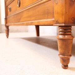 イタリア製 アンティーク調の3段チェストです。上品な色合いとエレガントなフォルムが魅力のキャビネット。クラシックなデザインの取っ手がアクセント。お部屋を上品な空間に演出してくれるサイドボードです♪ 