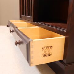 北海道民芸家具(HOKUMIN)のカバ無垢材を使用した、茶棚です。アンティーク調のクラシックなブックキャビネットは和室はもちろん洋室の飾り棚や食器棚にもおススメです♪