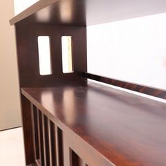 北海道民芸家具(HOKUMIN)のカバ無垢材を使用した、茶棚です。アンティーク調のクラシックなブックキャビネットは和室はもちろん洋室の飾り棚や食器棚にもおススメです♪