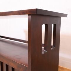 北海道民芸家具(HOKUMIN)のカバ無垢材を使用した、茶棚です。アンティーク調のクラシックなブックキャビネットは和室はもちろん洋室の飾り棚や食器棚にもおススメです♪