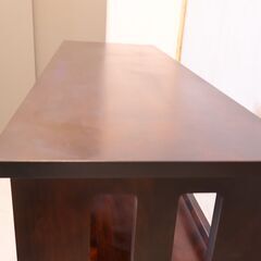 北海道民芸家具(HOKUMIN)のカバ無垢材を使用した、茶棚です。アンティーク調のクラシックなブックキャビネットは和室はもちろん洋室の飾り棚や食器棚にもおススメです♪