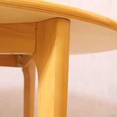 IDEE(イデー)の長大作デザインのダイニングテーブル ナチュラルです。シンプルなフォルムと3本脚が特徴的なラウンドテーブル。ブナ材の木目の美しさが際立つ円形テーブルはミーティングテーブルとしても♪