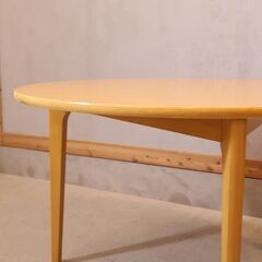 IDEE(イデー)の長大作デザインのダイニングテーブル ナチュラルです。シンプルなフォルムと3本脚が特徴的なラウンドテーブル。ブナ材の木目の美しさが際立つ円形テーブルはミーティングテーブルとしても♪