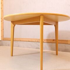 IDEE(イデー)の長大作デザインのダイニングテーブル ナチュラルです。シンプルなフォルムと3本脚が特徴的なラウンドテーブル。ブナ材の木目の美しさが際立つ円形テーブルはミーティングテーブルとしても♪