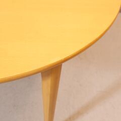 IDEE(イデー)の長大作デザインのダイニングテーブル ナチュラルです。シンプルなフォルムと3本脚が特徴的なラウンドテーブル。ブナ材の木目の美しさが際立つ円形テーブルはミーティングテーブルとしても♪