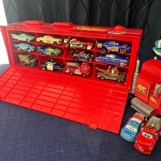 カーズトミカ23台　収納できるマック トレーラー2台 変身マックイーン 図鑑 カーズ 大きなマックとカーズトミカ25台 カーズトミカ23台 収納できる
