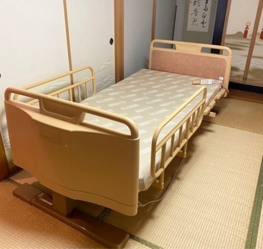 【お値下げ！。もうすぐ削除！】介護用電動ベッド　3モーター　リフライニング　マットレス付き