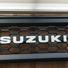JB64 JB74 ジムニー ジムニーシエラ フロントグリル
本体　チッピング塗装　メッシュ部ツヤ消しBK
純正SUZUKIエンブレム付
