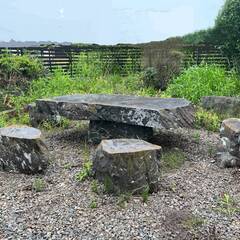 石造りのガーデン用テーブルセット