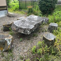 石造りのガーデン用テーブルセット