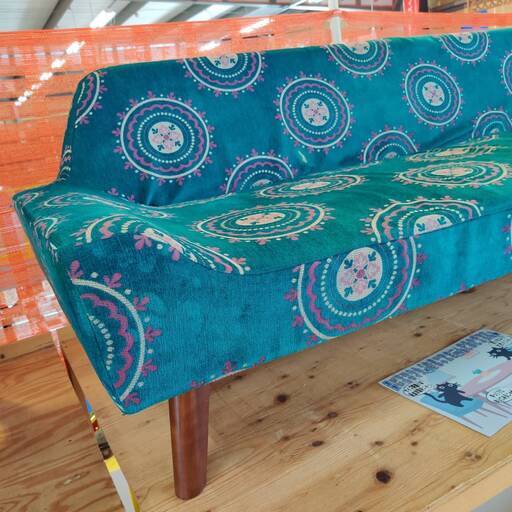 愛品倶楽部柏店】 3人掛けソファー インド模様?