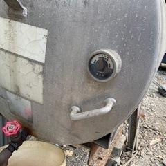 タンクローリーのタンクと100Vポンプ（ノズル付き）