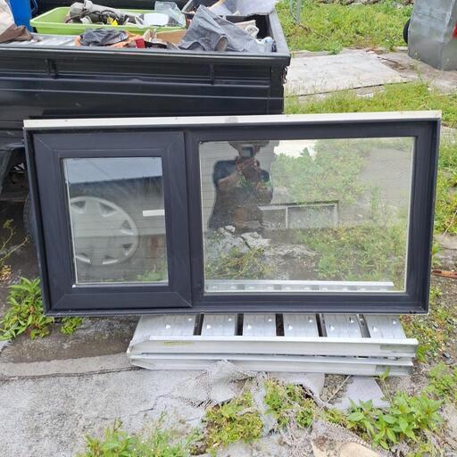 ❗ペアガラス❗外ブラック色❗W124cmH60cm❗物置如何