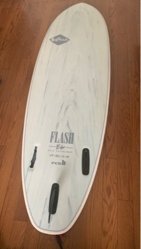 【中古】サーフボード(ショートボード)デッキカバー・リーシュコード付き ※フィン2箇所外れてます。¥10,000
