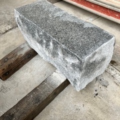 沓脱石　割り肌仕上げ