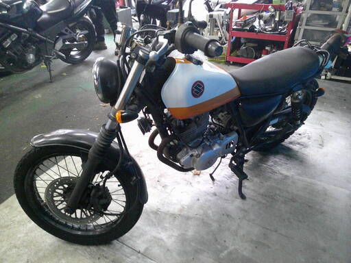 SUZUKI グラストラッカー 白/オレ エンジン始動確認 自賠責で乗れます 半額配送キャンペーン 現状渡し諸経費￥0- 横浜 P-Yard SUZUKI グラストラッカー 白/オレ エンジン始動確認 自賠責で乗れます