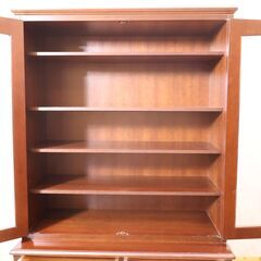 神戸元町の老舗家具屋”メープル不二屋”のFEP-289 カップボードです。高級感のあるマホガニー材を使用したクラシックな食器棚は店舗などの飾り棚や収納キャビネットにもおススメです♪