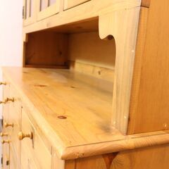 enfant(アンファン)のパイン無垢材 カップボードです。アンティーク加工が施されたパイン材のキッチンボードはナチュラルなカントリースタイルにオススメ♪愛らしい丸みのある把手がアクセントに♪