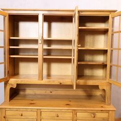 enfant(アンファン)のパイン無垢材 カップボードです。アンティーク加工が施されたパイン材のキッチンボードはナチュラルなカントリースタイルにオススメ♪愛らしい丸みのある把手がアクセントに♪