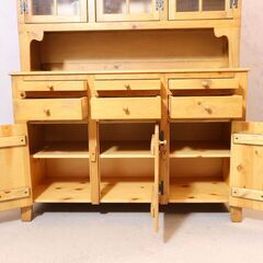 enfant(アンファン)のパイン無垢材 カップボードです。アンティーク加工が施されたパイン材のキッチンボードはナチュラルなカントリースタイルにオススメ♪愛らしい丸みのある把手がアクセントに♪