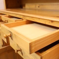 enfant(アンファン)のパイン無垢材 カップボードです。アンティーク加工が施されたパイン材のキッチンボードはナチュラルなカントリースタイルにオススメ♪愛らしい丸みのある把手がアクセントに♪