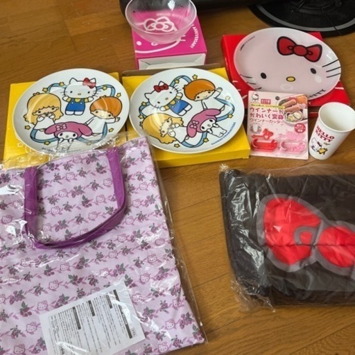 ハローキティ　食器とバッグ