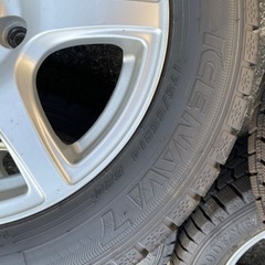 スタッドレスタイヤ　23年製　バリ溝