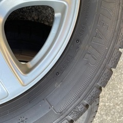 スタッドレスタイヤ　23年製　バリ溝