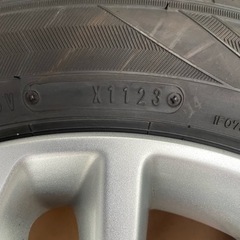 【超特価セット‼︎定価の半額以下】軽自動車用‼︎4千km使用国産タイヤ＋日産純正アルミホイール^_^タイヤはヒゲ＋イボ有りの溝有り‼︎日産ホイールをスズキスペーシアに着用