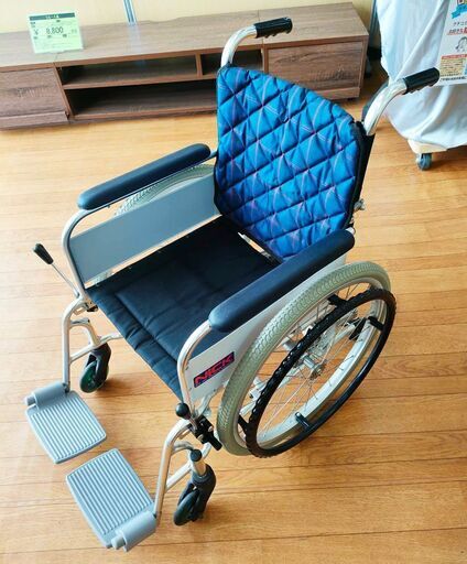 小回りがききやすい6輪車 車椅子 折り畳み式 Nick ニック株式会社