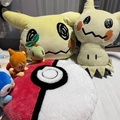 ポケモン　ミミッキュぬいぐるみとクッション　　