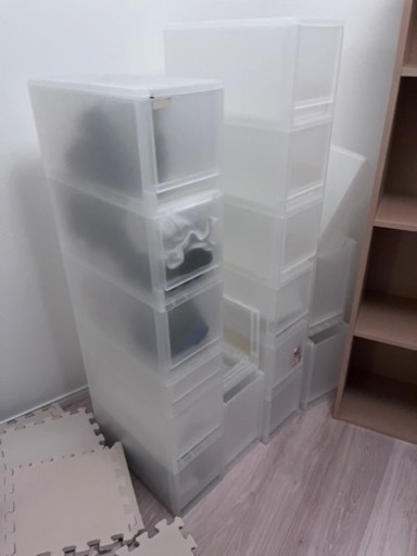 大量の衣装ケース