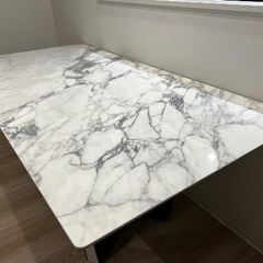 大理石ダイニングテーブル（2年使用）