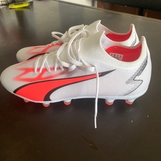 PUMAウルトラマッチHGAGサッカースパイク\n