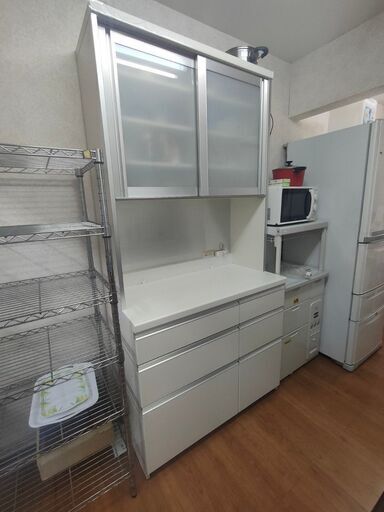 受付終了、綺麗なキッチンボード『パモウナ』★激安出品☆食器棚 レンジ台「ゆっくり閉まる機能」★熊本配送可能