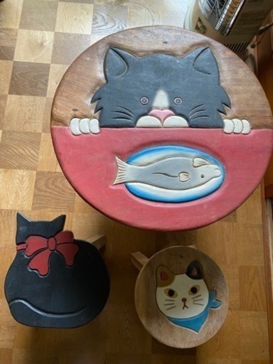 ネコの丸テーブルセット　猫がかわいい。丸テーブル1、丸椅子2個