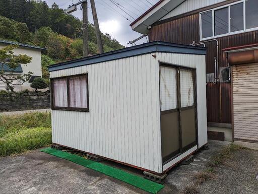 プレハブ小屋