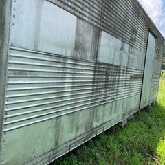 アルミコンテナ4トン車に乗ってる大きさです