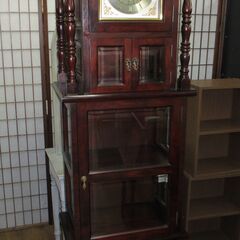 ⭐期間限定の特別値下げ⭐R435 民芸家具 レトロ天然木 時計付き キュリオケース 飾り棚 柱時計 大型置時計 ガラス キャビネット  Used・キレイ