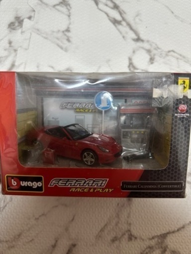 ブラーゴ 1/43 「フェラーリ カリフォルニア コンバーチブル」赤