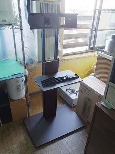 セール中につき、通常特価7,678円より20％引きの6,142円!　壁寄せテレビスタンド　壁掛け風　キャスター付き　リビング家具　テレビラック　高さ調整可能　対応サイズ不明
