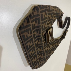 25000円で欲しい方いますか？？ 【 FENDI 】 セカンドストリートにて同 