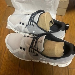 【7月末まで期間限定値下げ】★新品未使用★大人気★希少サイズ★27cmオン　クラウドサーファー